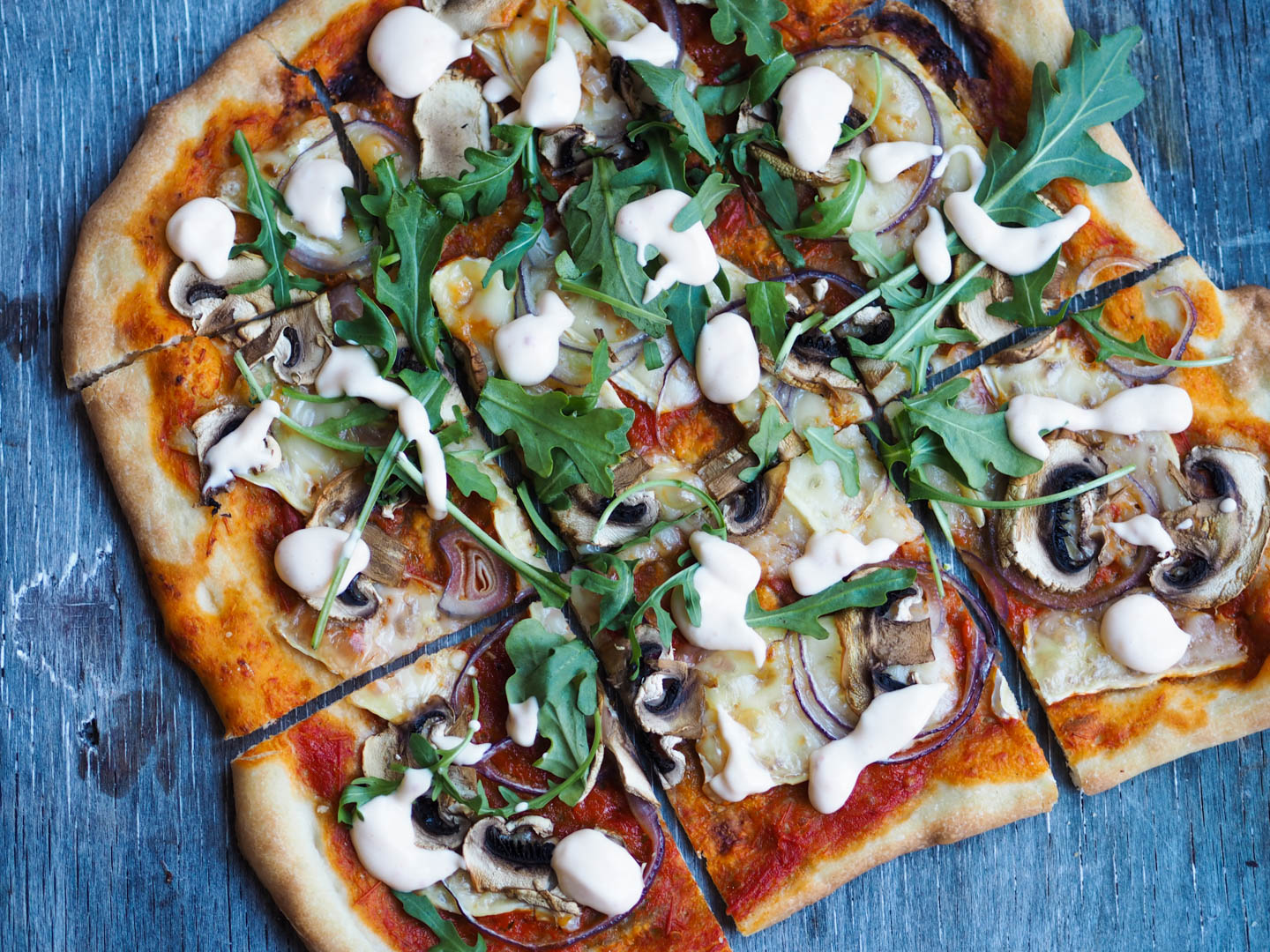 Pizza mes sopp, løk, aioli og ruccola_P2240074