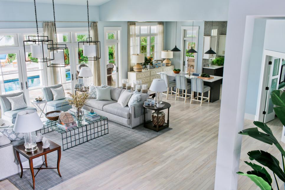 dh2016_foyer_landing_looking_to_living_h.jpg.rend.hgtvcom.966.644