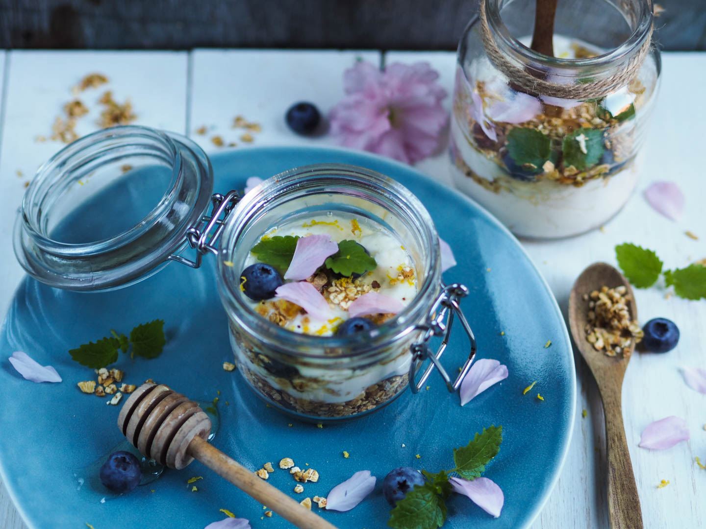 granola med yoghurt, bær og blomster_P5110135