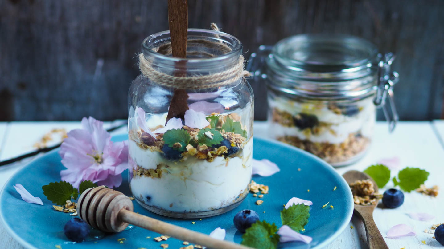 granola med yoghurt, bær og blomster_P5110165